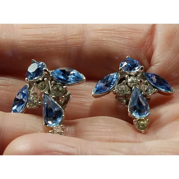 Vintage BOGOFF Blue Rhinestones Clip Earrings, "Vintage Jewels", 1950s - Picture 5 of 9